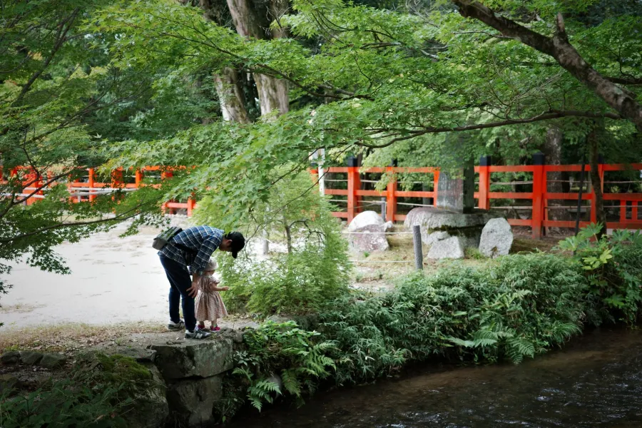 京都の川辺で過ごす親子