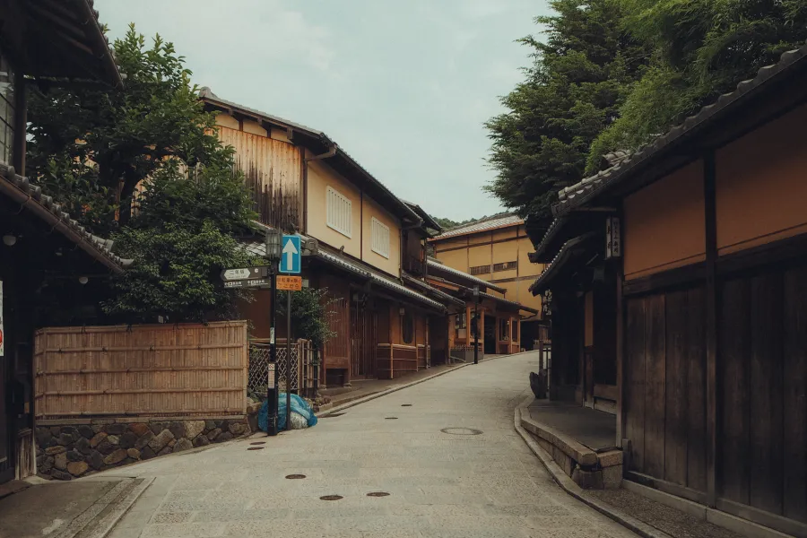 京都の伝統的な町並みと路地