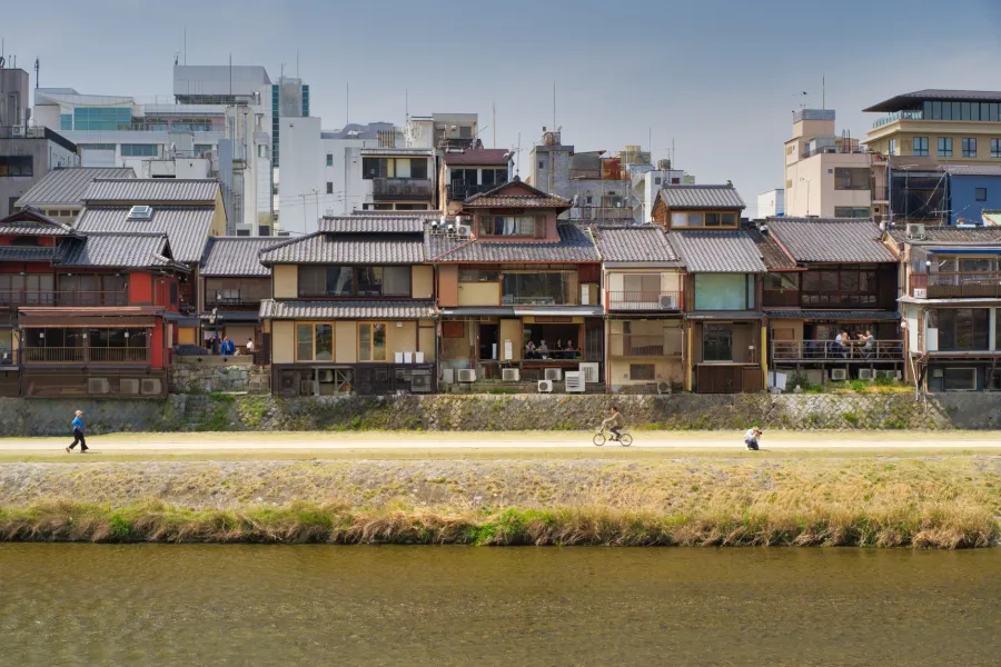 鴨川沿いに並ぶ京都の住宅と町並み