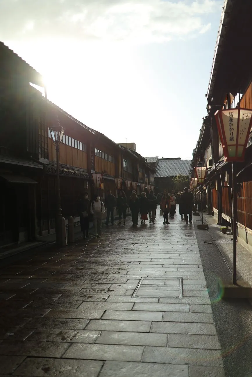 夕暮れの祇園、石畳と提灯の街並み